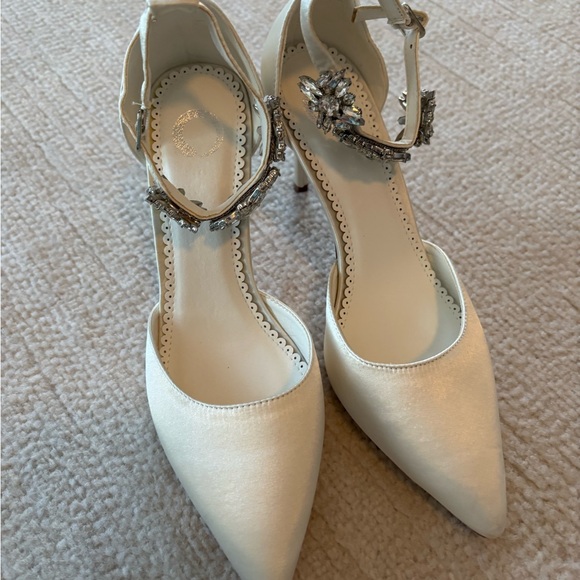 Journee Collection Cream Heels with Floral Accent - Picture 8 of 15